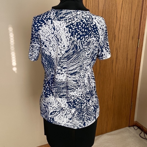 𝅺JM Collection Abstract Short Sleeve Top Blue White PM Petite Medium - Picture 5 of 9